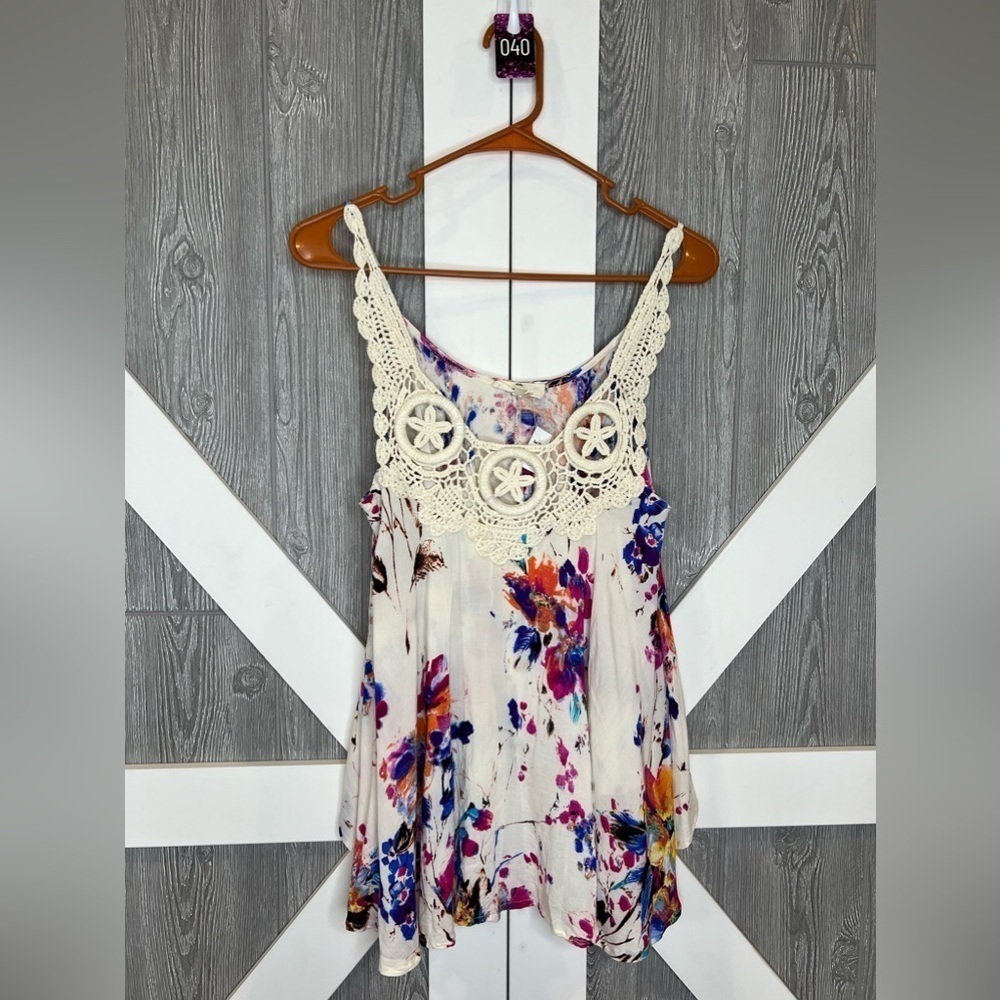 B4.31. NWOT Splash of Color Floral Sleeveless Crocheted Top Small - Picture 3 of 8